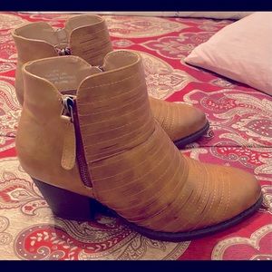 Heeled Quarter Boot
